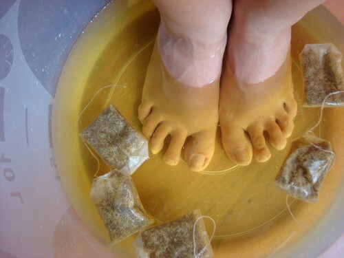 Os banhos com saquinhos de chá têm um efeito calmante contra sintomas como a coceira e a irritação causada pelo pé de atleta