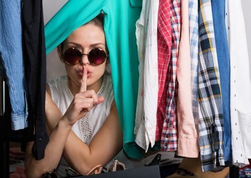 Compradora compulsiva escondendo as compras