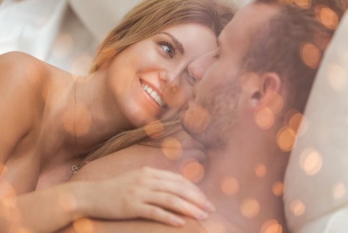 Casal abraçado se olhando na cama