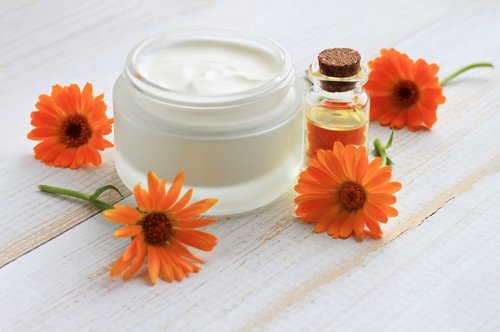 Creme de pétalas de calêndula para tratar dos calos na pele