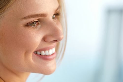 Mulher com pele bonita graças a vitaminas