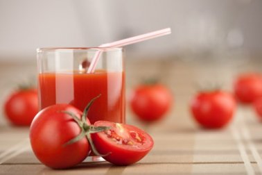 Depure-se uma vez por semana com suco de tomate, alho e açafrão