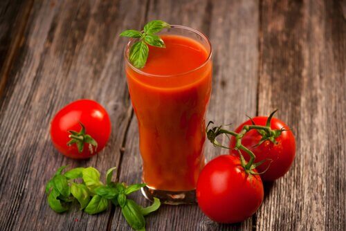 Depure-se uma vez por semana com suco de tomate
