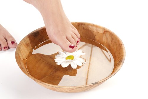 Escalda-pés de camomila para os calos na pele