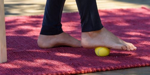 Exercício com bola para tratar o esporão de calcâneo