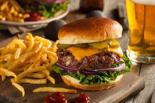 Evite o fast food para prevenir a insônia