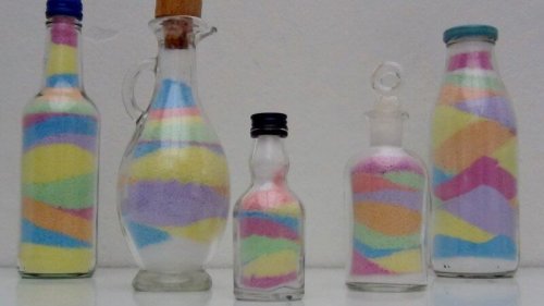 ideias originais para decorar garrafas com areia colorida