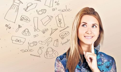 Compradora compulsiva pensando nas compras que irá fazer