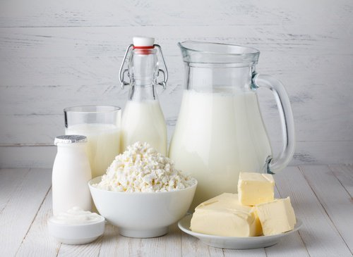 Os laticínios estão entre os alimentos que podem causar inchaço abdominal
