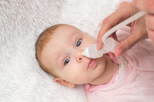 Limpeza do nariz de um bebê
