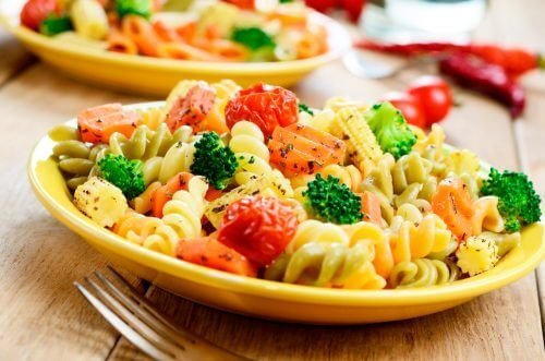 Macarrão e vegetais para perder peso