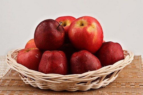 Devido ao seu teor de quercetina, a maçã ajuda a diminuir o colesterol e o risco de sofrer de doenças cardiovasculares