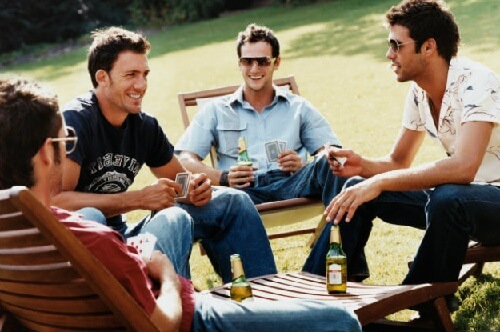 Amigos juntos conversando