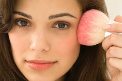 Moça cuidando da maquiagem para eliminar a acne