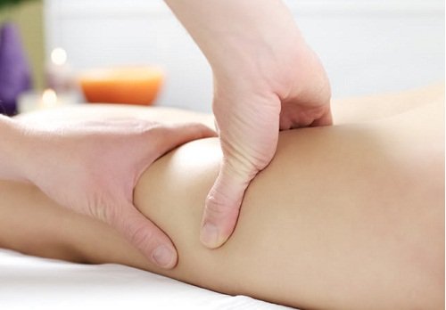Massagem nas pernas para combater as microvarizes