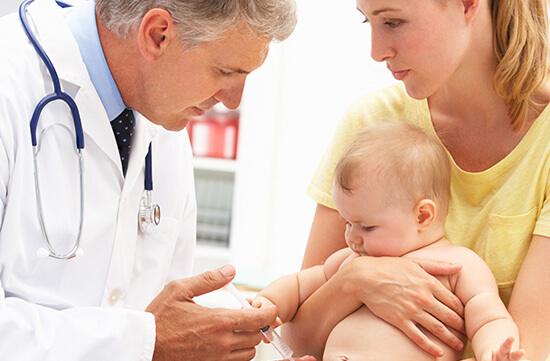 Médico pediatra consultando bebê