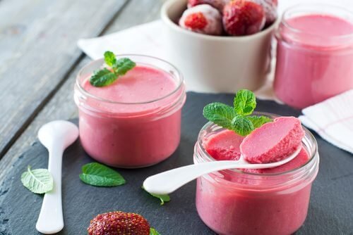 Mousse leve de morango e amêndoas, sem lácteos e sem açúcar