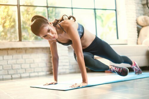 Mulher fazendo exercício para manter seu corpo sonhado