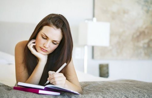 Mulher estudando para fortalecer a memória