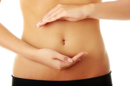 Mulher com mãos na barriga: indicando a boa digestão graças às sementes de chia