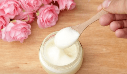 Peeling de iogurte, pétalas de rosa e óleo de jojoba