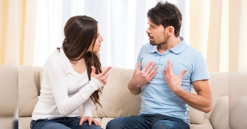 Casal discutindo
