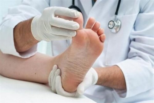 Médico fazendo exercício para fortalecer os pés