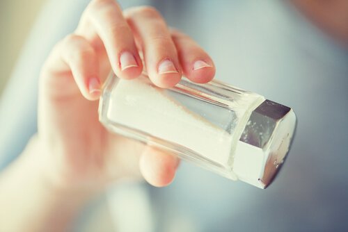 Reduzir o consumo de sal para prevenir a queda de cabelo