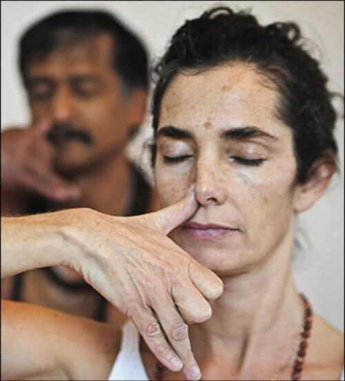 Mulher respirando para diminuir sua pressão arterial