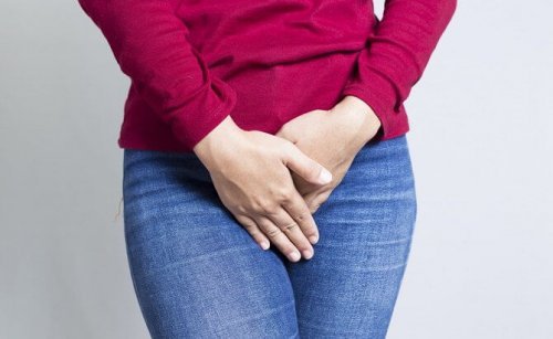 Mulher com coceira por causa do ressecamento vaginal