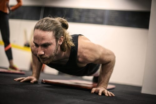 Homem fazendo mjuito exercício