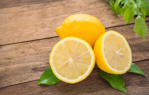 Suco de limão para prevenir a queda de cabelo
