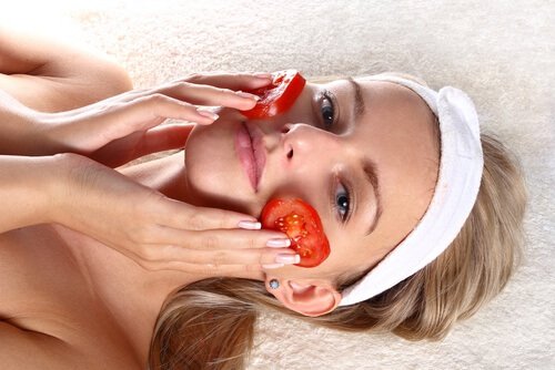 Tomate para curar queimaduras de sol
