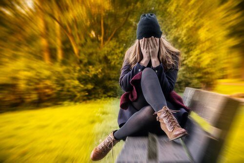 Moça com sintomas do Transtorno de Ansiedade Generalizada