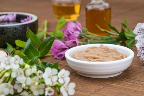 Tratamento de levedura de cerveja e mel de abelhas para o crescimento do cabelo