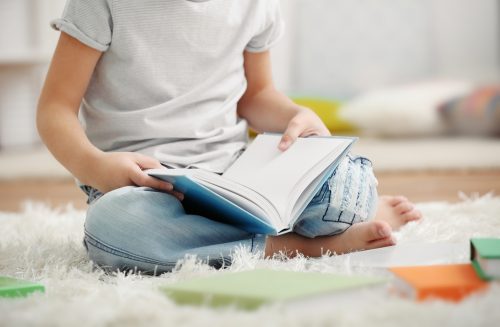 Menino sem dislexia lendo um livro