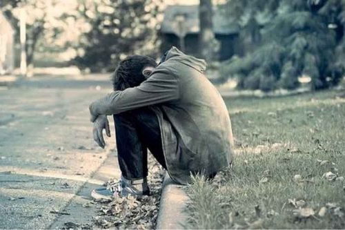 Menino triste que não alcança a felicidade