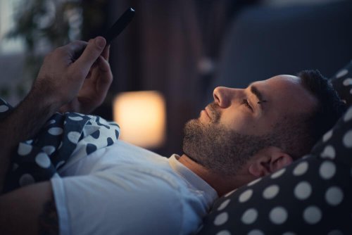 Homem usando celular antes de ir dormir