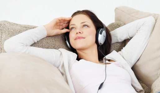 Mulher ouvindo música para melhorar seu autocontrole