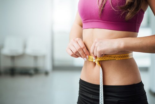 Mulher que perdeu peso graças ao suco de cenoura e gengibre