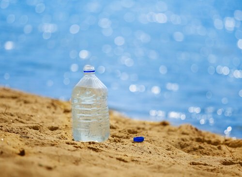 Garrafa de água na praia