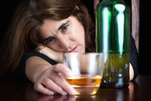Mulher tomando bebida alcoólica