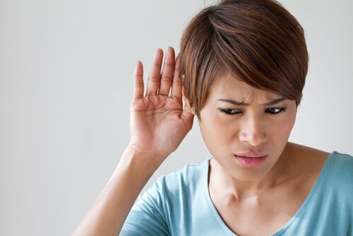Mulher com problemas de audição