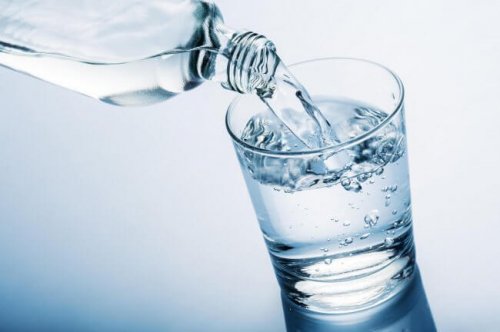 Beber água é fundamental na menopausa