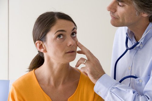 Médico examinando mulher com anemia
