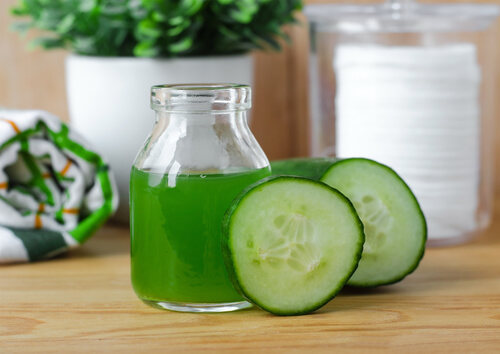 Suco de pepino em garrafa