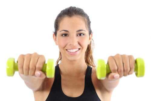 Elevações frontais para beneficiar os músculos das costas