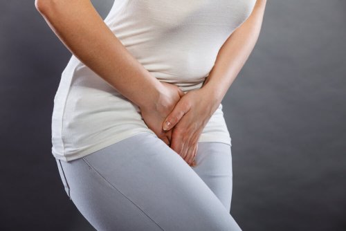 Mulher com dor genital por gonorreia