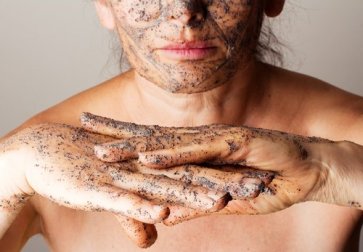4 esfoliantes com óleos essenciais para suavizar a pele