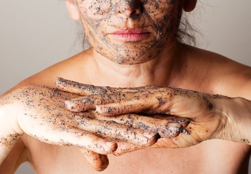 4 esfoliantes com óleos essenciais para suavizar a pele 4 esfoliantes com óleos essenciais para suavizar a pele